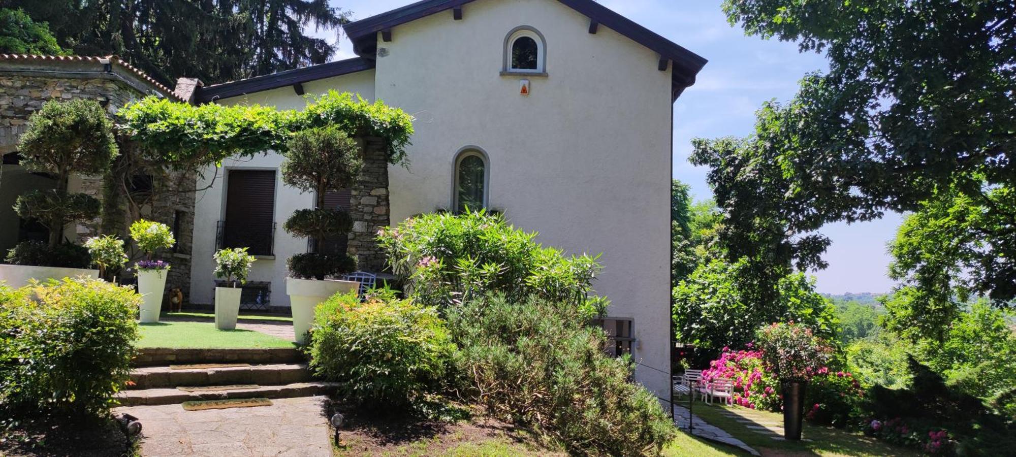 "La Selvetta" Bed And Breakfast Buguggiate Екстериор снимка